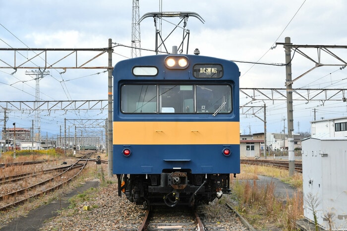 正面から見ると103系などとほぼ同じ顔つきだ