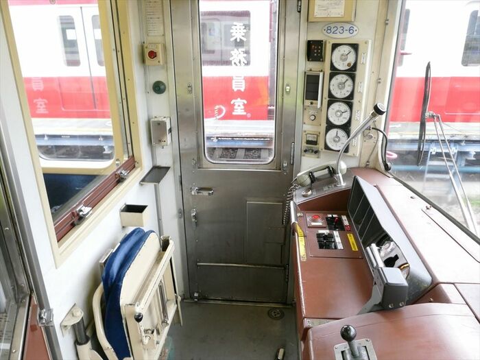 窓が大きく明るい運転席