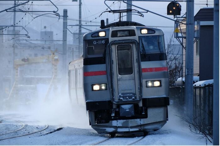 雪煙を上げて進む学園都市線の普通列車