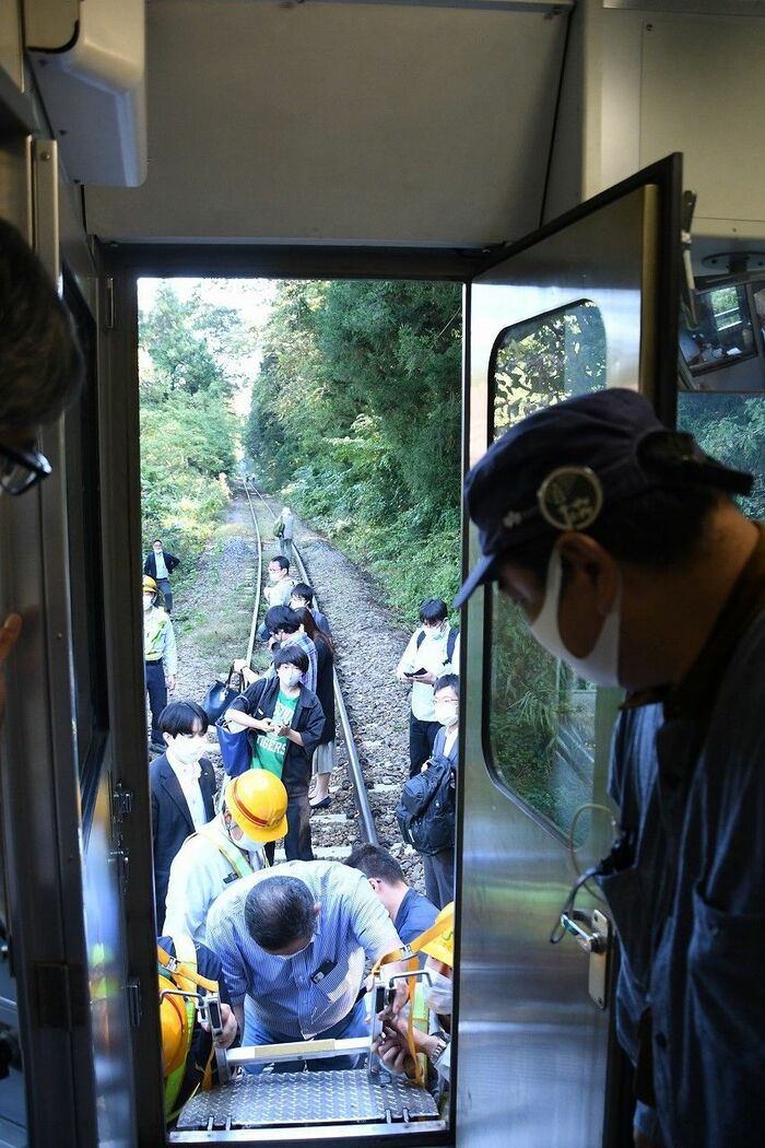 避難はしごを使って列車から下車する様子