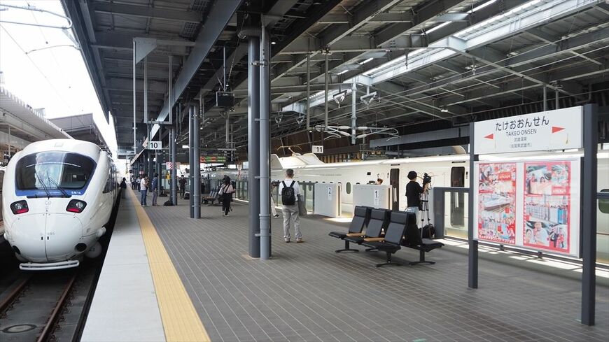 武雄温泉駅ホームの「リレー方式」