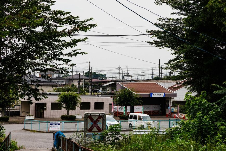 土手から見下ろす新古河駅の東口（撮影：鼠入昌史）