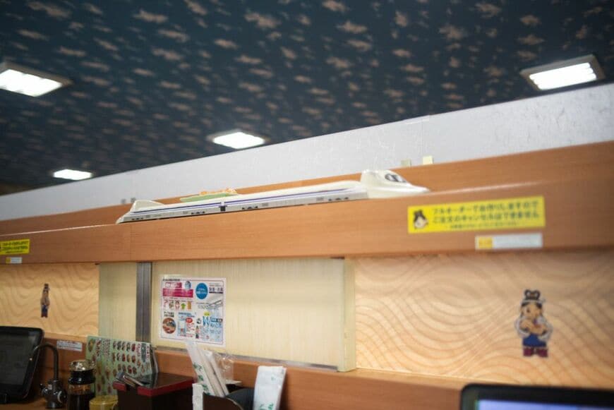 寿司は上下2つのレーンで運ばれてくる