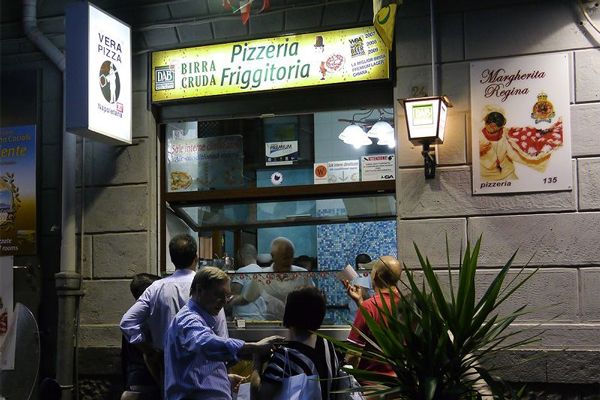 イタリア・ナポリのピッツェリア「La Figlia del Presidente」の店頭。イタリアではピッツェリアの前に行列ができるのは日常的なこと。ホールで購入して持ち帰りをしたり、その場で食べたり、食べ方は自由（2012年7月筆者撮影）