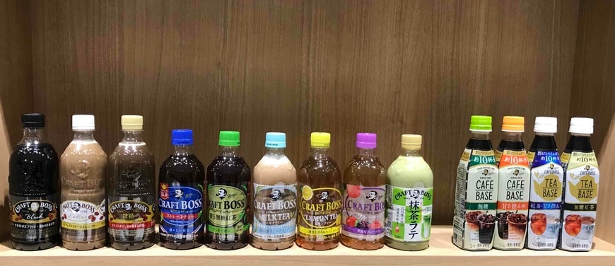 ペットボトルで商品展開する「クラフトボス」シリーズ。右側は割って飲むタイプだ（筆者撮影）