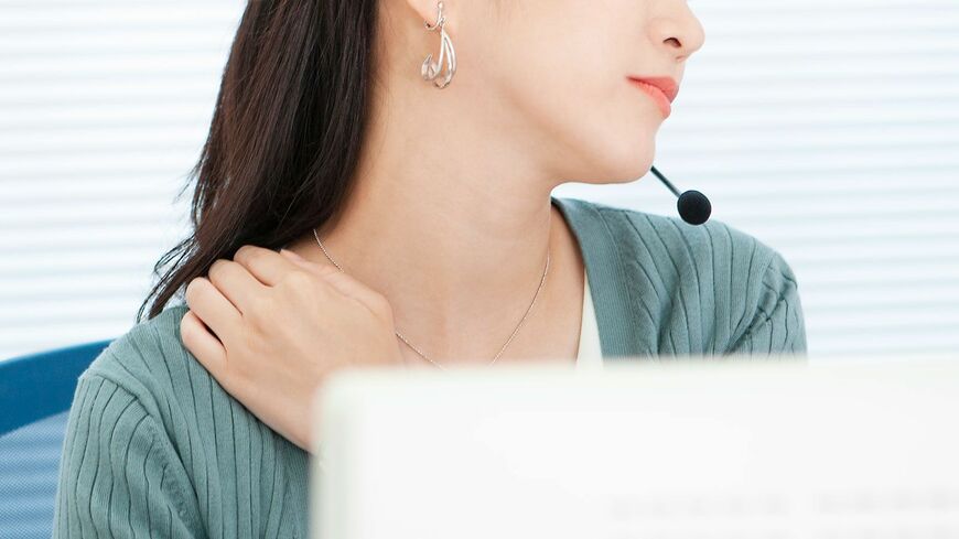 リモートワークで疲れている女性