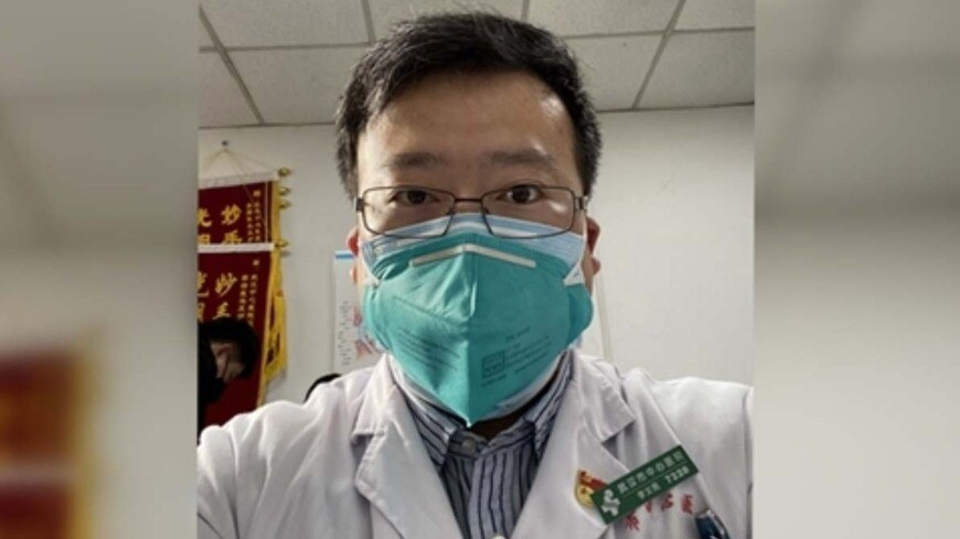 34歳の李文亮医師は武漢市中心医院の眼科医。彼は率先して原因不明の肺炎が発生していることを周囲に注意喚起したが、そのSNSのスクリーンショットが拡散されたことで、職場や警察から事情聴取を受けた。李医師は診察の過程で自身も新型肺炎に感染、多くの同僚や両親も感染している（写真：取材対象者が財新に提供）