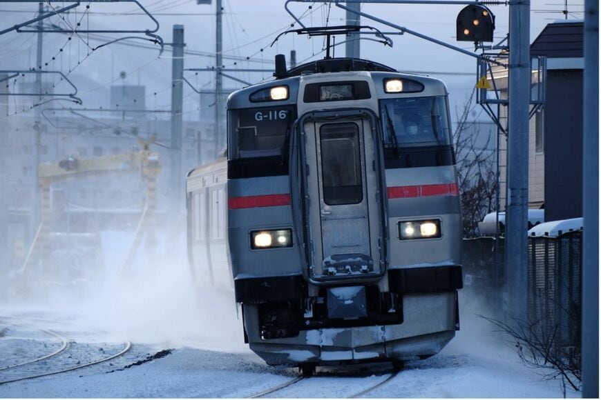 雪煙を上げて進む学園都市線の普通列車（筆者撮影）