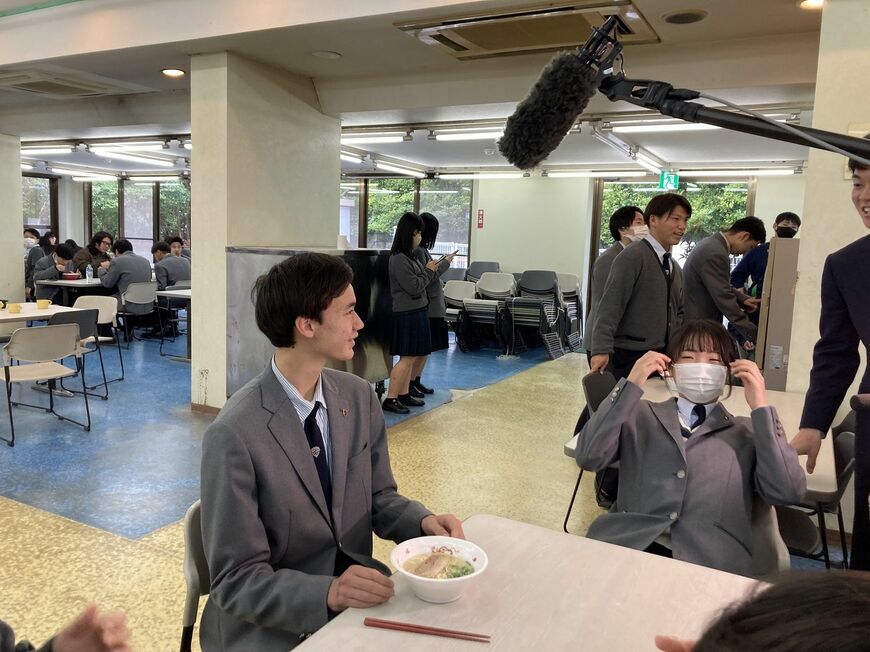 取材を受ける生徒たち