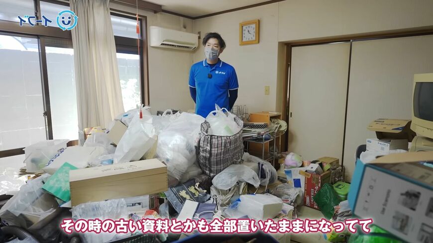 腰の高さまで積み上がったゴミ（写真：「イーブイ片付けチャンネル」より）