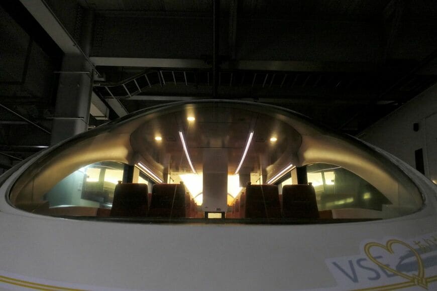 曲線が近未来的な印象を与えている（記者撮影）