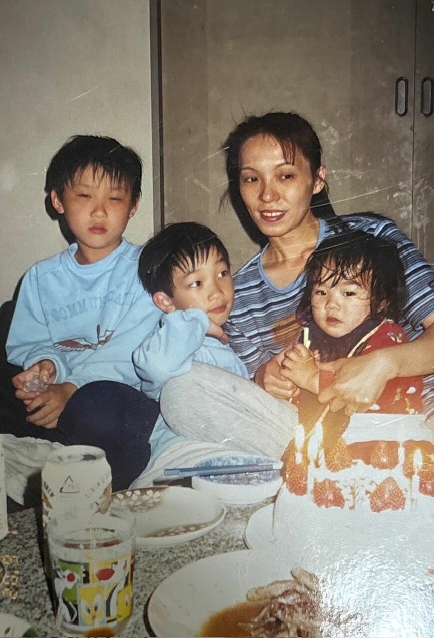 ラーメン店経営時代のみきこさんと子どもたち（写真：ひとしさん提供）