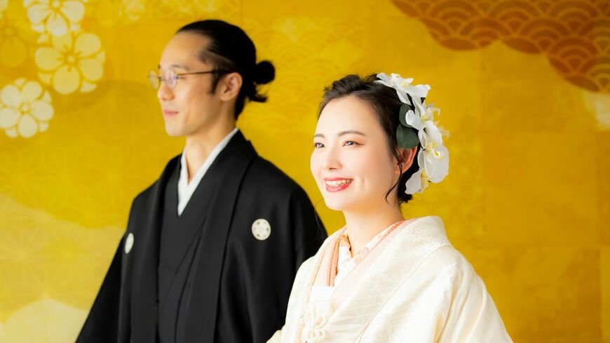 芸能人の年の差婚がよく報じられますが、婚姻届のデータを分析すると……（写真：Ushico ／PIXTA）