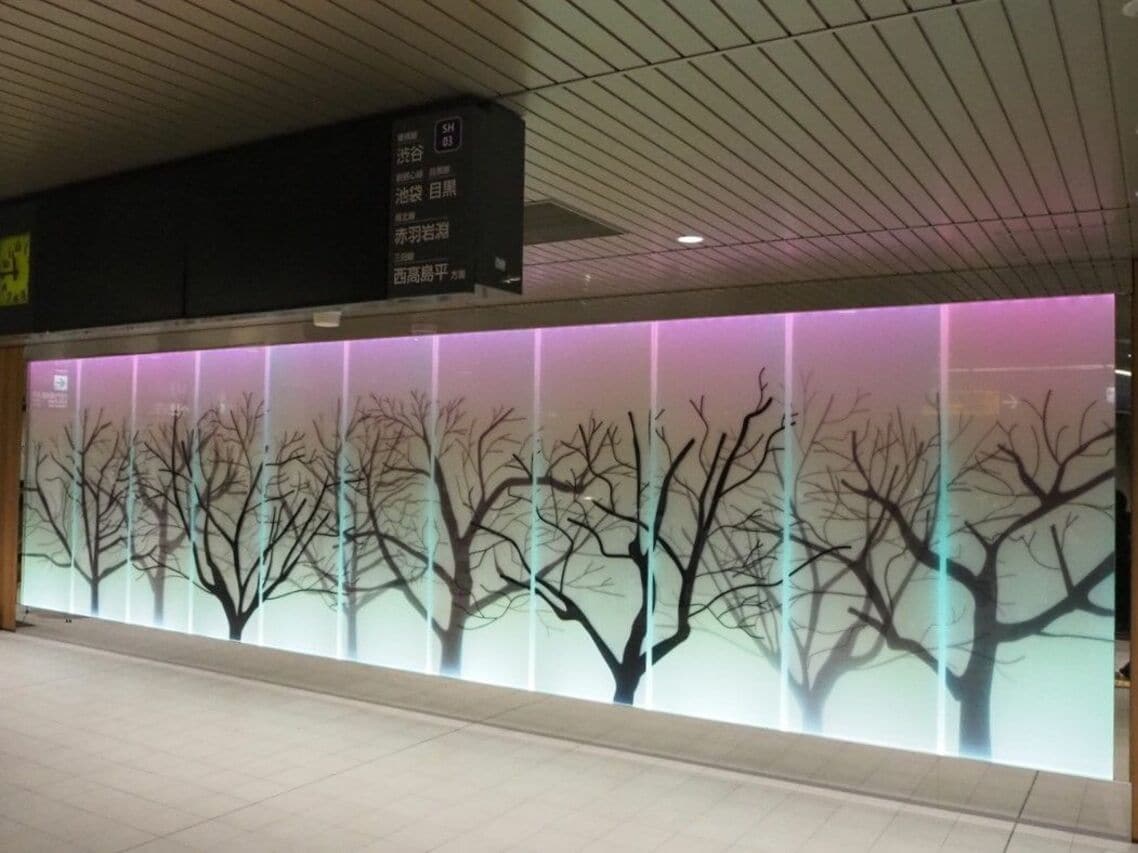 新綱島駅改札付近には発光するガラスパネルを設置。