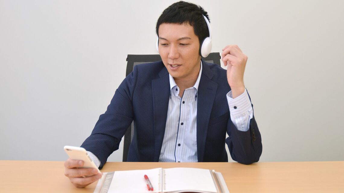 英語を習得するためにオススメするのは、数値目標を立て、大量の英語を一気に詰め込む勉強法です(写真:sakura/PIXTA)