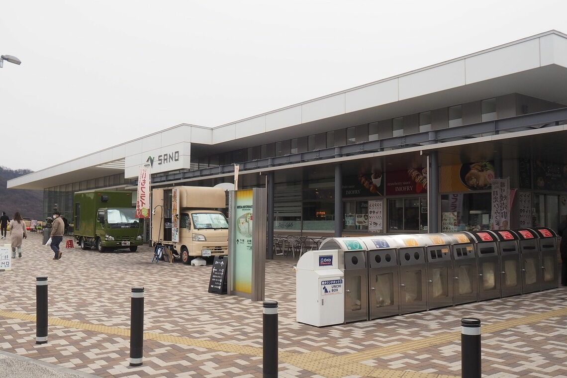 2022年にリニューアルされた「佐野SA（下り）」の施設（筆者撮影）