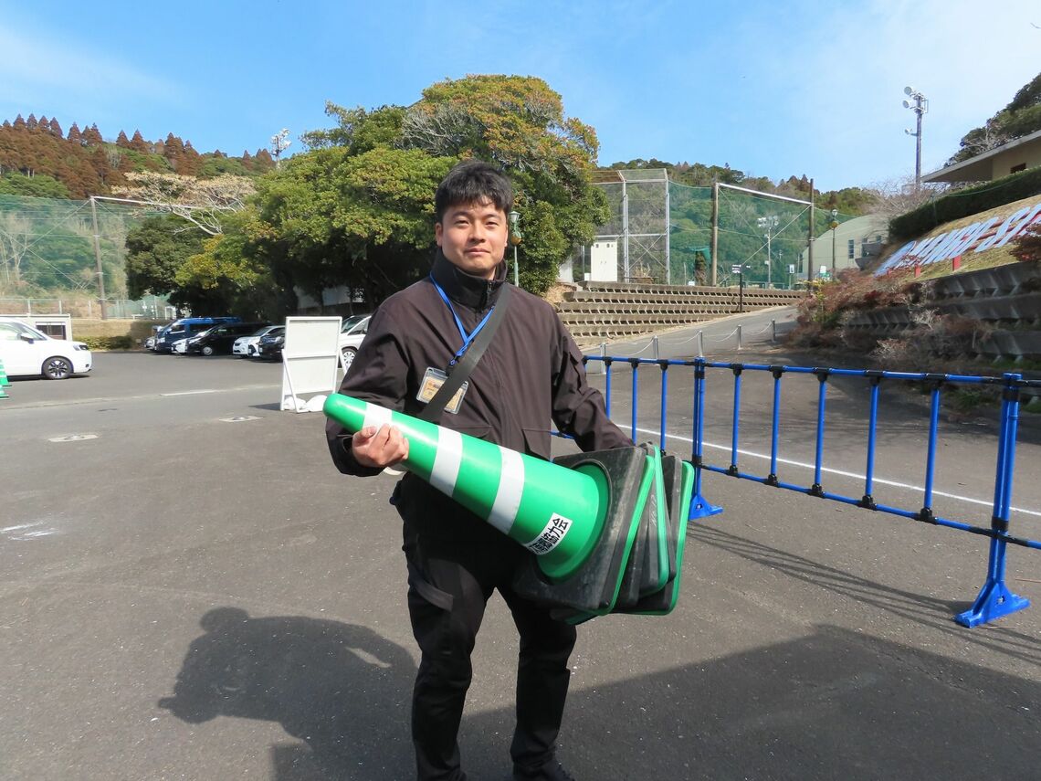 キャンプ地で働く日南市観光協会、原口弥生氏（写真：筆者撮影）