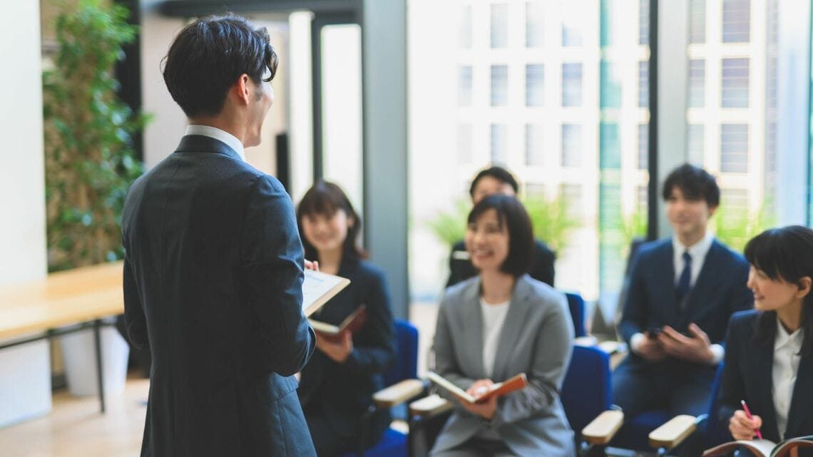 企業の成長には「見えていない問題」を発見する力が欠かせないという(写真:Graphs/PIXTA)
