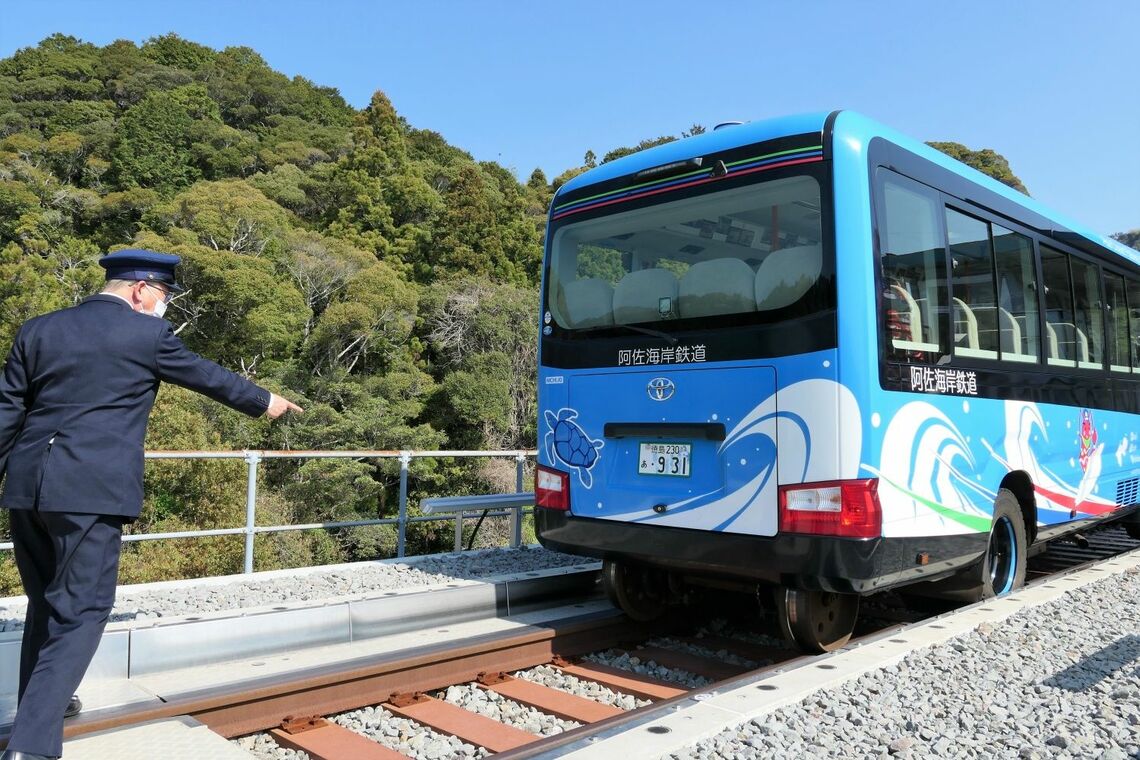 モードチェンジ後、運転士は車外に出て指さし確認（写真：谷川一巳）