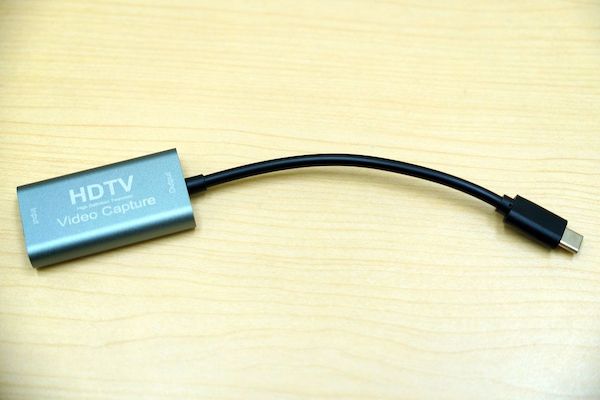 HDMIから受け取った信号を変換し、USB Type-Cに入力するためのビデオキャプチャー機器。Amazonで約2000円だった（筆者撮影）