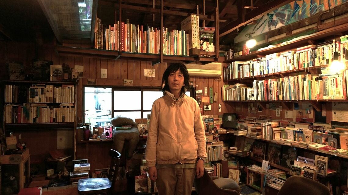 香川の隠れた観光スポット、予約制の古書店「なタ書」。店主の藤井佳之さん（筆者撮影）