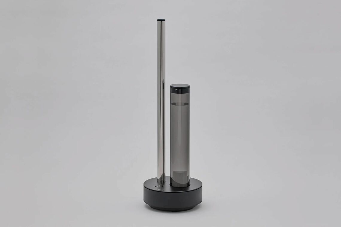 cadoの煙突型加湿器。極小のミストだけが長い煙突から出るので床が濡れにくい（写真：メーカーウェブサイトより）