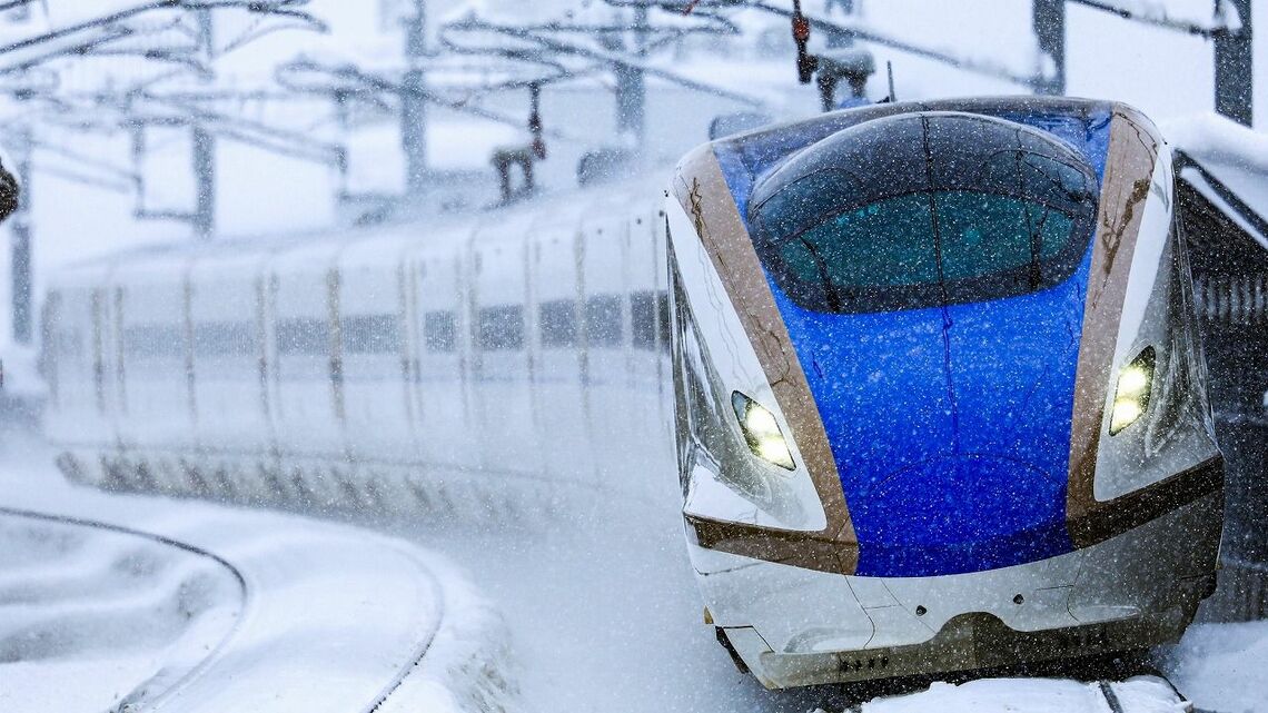 大雪の中を疾走する北陸新幹線の車両（写真：ヒロ／／PIXTA）