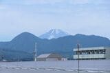 部屋の窓からも富士山が見える（記者撮影）
