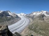 マッターホルン・ゴッタルド鉄道に乗車した区間は、ヨーロッパアルプスで最大最長のアレッチ氷河に沿っている。フィエッシュ駅と同じ駅舎から出るロープウェイを2本乗り継くだけで標高2869ｍの山頂駅へ。展望台はそこから徒歩30秒くらい（写真：筆者撮影）