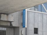 「泉北高速鉄道株式会社」の看板＝2025年3月（編集部撮影）