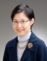 佐渡島紗織(さどしま・さおり)早稲田大学名誉教授専門は国語教育、特に文章作成の指導と評価。1998年イリノイ大学アバナシャンペーン校Ph.D.。1998-2002年国立国語研究所非常勤講師。2002-2025年早稲田大学、アジア太平洋研究科、国際教養学部、留学センターを経て国際学術院教授。著書に『これから研究を書くひとのためのガイドブック第2版』(共著、ひつじ書房)、『法を学ぶ人のための文章作法第2版』(共著、有斐閣)など(写真:本人提供)