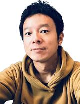 坂本良晶（さかもと・よしあき）京都府公立小学校教諭Teacher Canvassador（Canva認定教育アンバサダー）1983年生まれ。大学卒業後、大手回転ずしチェーン「くら寿司」に勤務し、店長として全国売り上げ1位を記録。教員を目指し退職後、通信制大学で教員免許を取得。「教育の生産性を上げ、子どもも教師もハッピーに。」を合言葉に日々発信するTwitter「さる@小学校教師」のフォロワーは4万人超。2023年5月Canvaから認定を受けTeacher Canvassadorに就任。著書に『生産性が爆上がり！さる先生の「全部ギガやろう！」』『さる先生の「全部やろうはバカやろう」』（ともに学陽書房）などがある（写真：坂本氏提供）