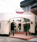 コート・ダジュール1号店。横浜市都筑区の「AOKI 横浜すみれが丘店」2階に1998年11月にオープン。2026年3月現在も営業中（写真：AOKI-HD）