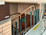 「うすけぼー」へと降りる階段。今は日本橋川の水害対策として、防水板を設置している（筆者撮影）