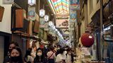 京の台所である錦市場は観光客でいっぱい。日本の景気は決して悪くない（写真：ブルームバーグ）