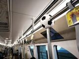 FIFAワールドカップに合わせて開業したので車内にサッカーボール（筆者撮影）