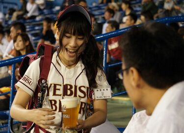 一流の｢ビール売り子｣が体現する商売の鉄則 AKB総選挙に通じるファンと