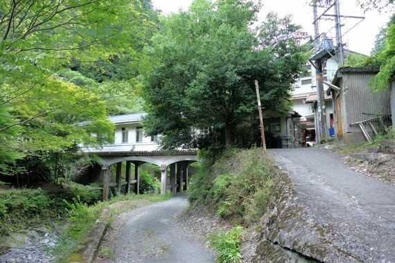 極楽橋駅 改札口と連絡通路 外観