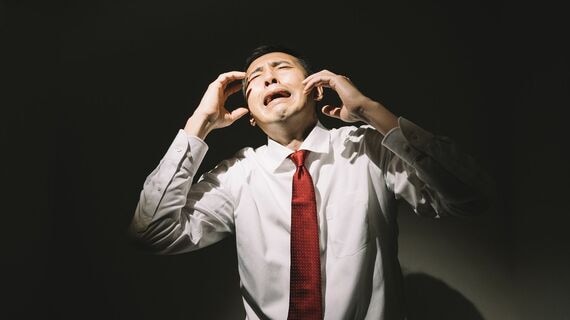 嘆く会社員
