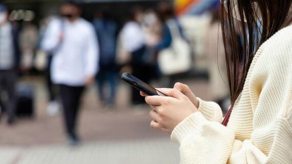 スマホを操作する若い女性