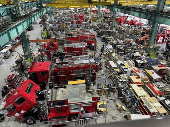 三田工場では消防車の架装を同時に多数、行っていた（筆者撮影）
