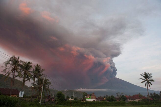 バリ島アグン山､噴火警戒レベル｢最高｣に