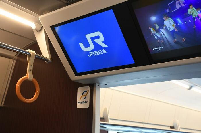 モニターからさまざまな情報が発信される