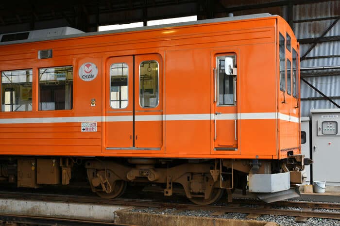 中間車を先頭車改造した1000系。