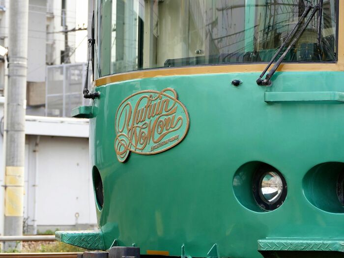 先頭のエンブレムもレトロ調