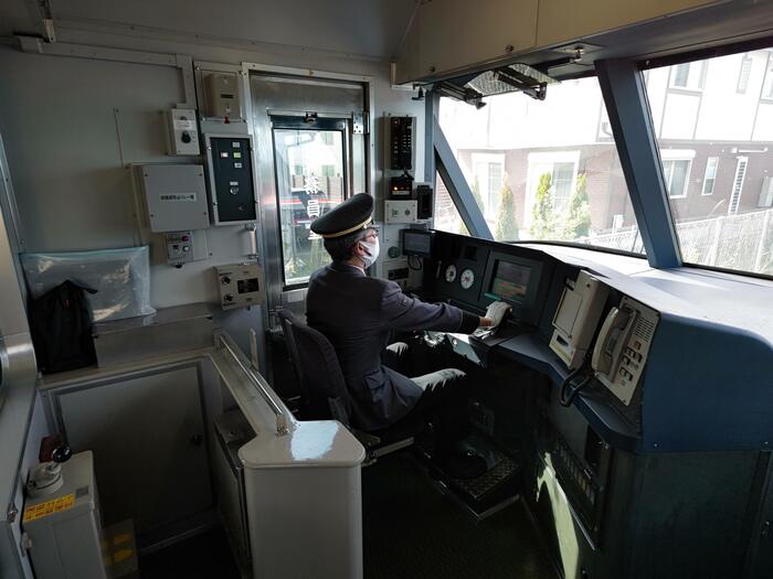 運転席の後ろにも広いスペース