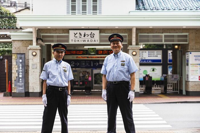 ときわ台駅前に立つ松下上板橋駅長（左）と