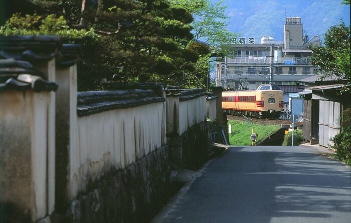 備中高梁を走る伯備線の特急「やくも」