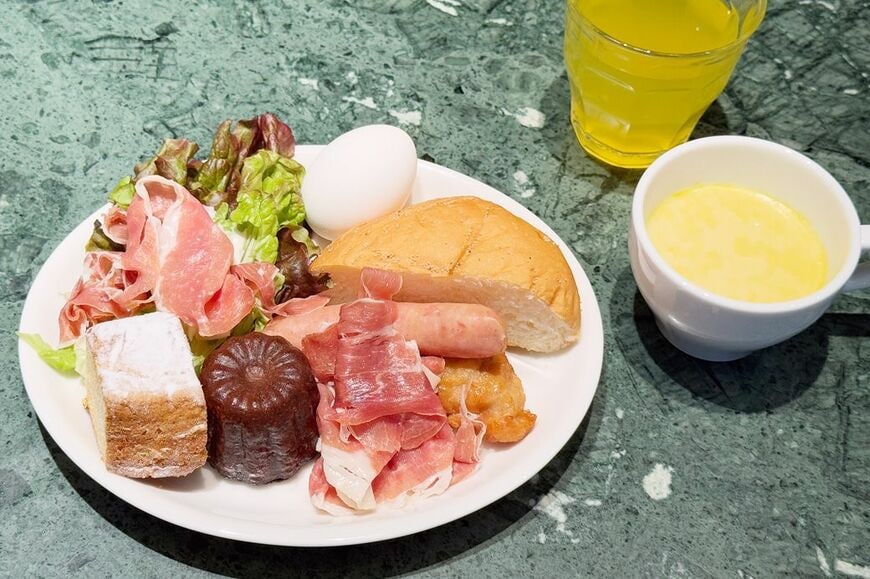 久しぶりのビュッフェ再会が嬉しくて、また生ハムを取りすぎてしまいました……（筆者撮影）