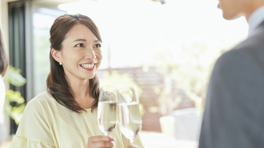 新型コロナウイルス感染症で婚活サービスが広がっているといいます（写真：Kazpon／PIXTA）この記事の画像を見る(◯枚)